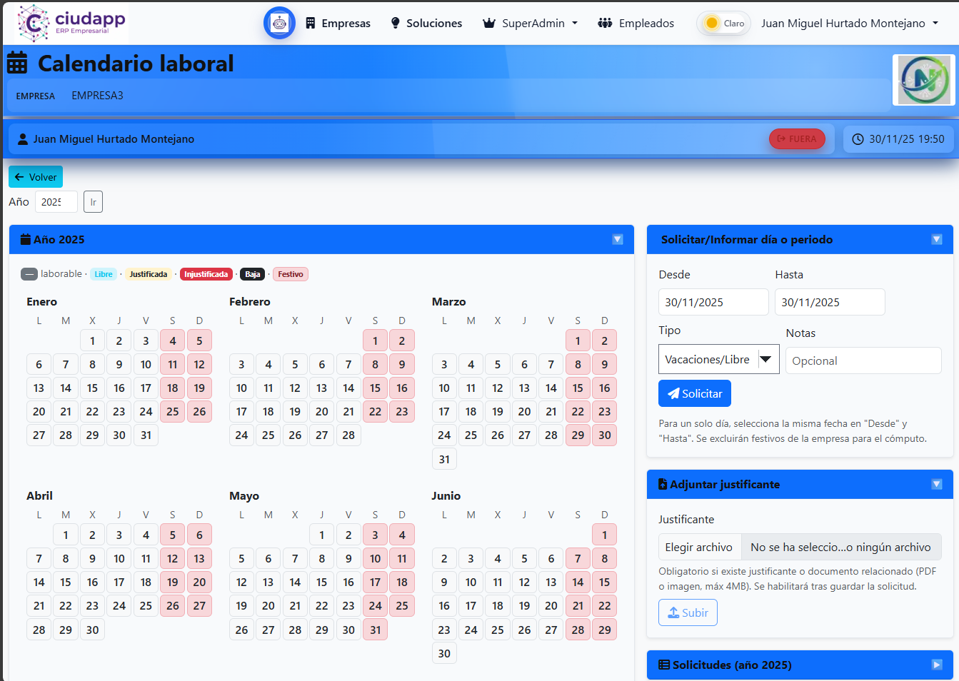 Calendario laboral anual en Ciudapp con colores por tipo de ausencia y formulario para solicitar vacaciones.